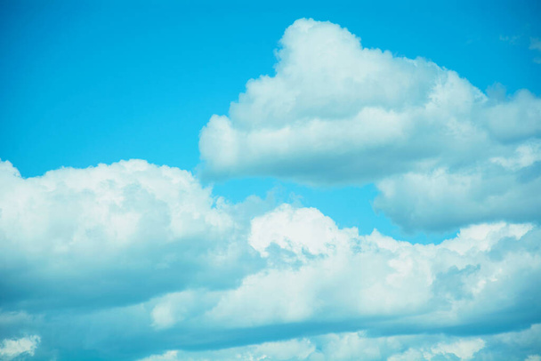 Yazın güzel mavi gökyüzünde büyük bulutlar - Fotoğraf, Görsel