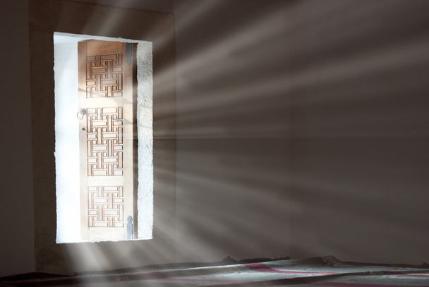 Світло проникає крізь відчинені двері
 - Фото, зображення