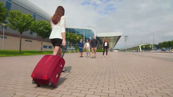 Facet składa oświadczyny w pobliżu terminalu lotniska. Panna młoda z bagażem w ręku zgadza się na oświadczyny i jest emocjonalnie szczęśliwa. - Materiał filmowy, wideo