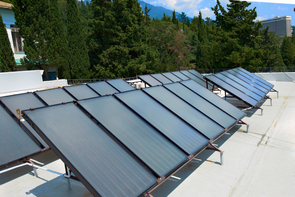 сонячні панелі на даху
 - Фото, зображення