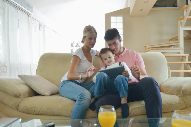 Familia en casa usando tableta
 - Foto, imagen