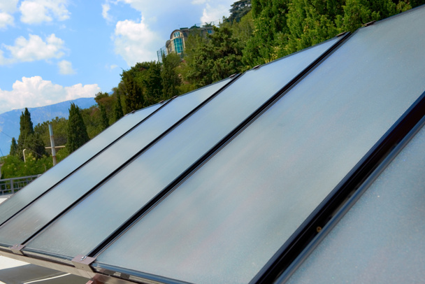 ηλιακοί συλλέκτες στην οροφή - Φωτογραφία, εικόνα