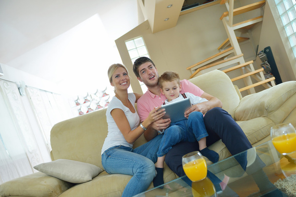 Famille à la maison en utilisant une tablette
 - Photo, image