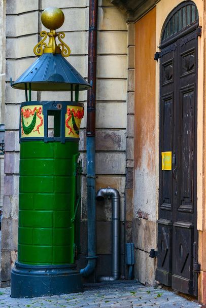 Estocolmo, Suecia Un urinario público en el casco antiguo o Gamla Stan
. - Foto, imagen