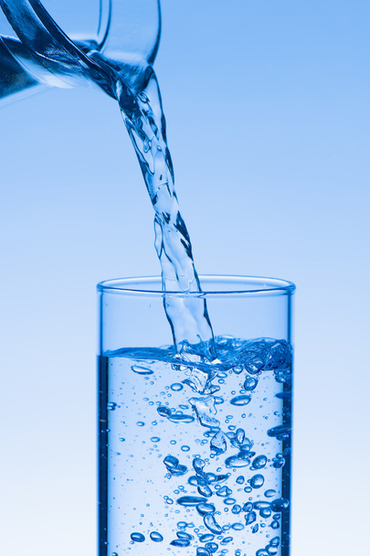 γλυκού νερού - γέμισμα ενός ποτηριού με υγρό - Φωτογραφία, εικόνα