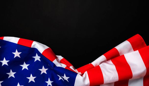 Американский флаг на черном фоне на День памяти, 4 июля, День труда
 - Фото, изображение