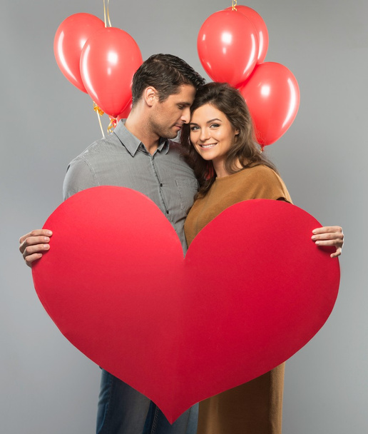 gelukkige paar Handgemaakte papieren hart en rood ballonnen - Foto, afbeelding