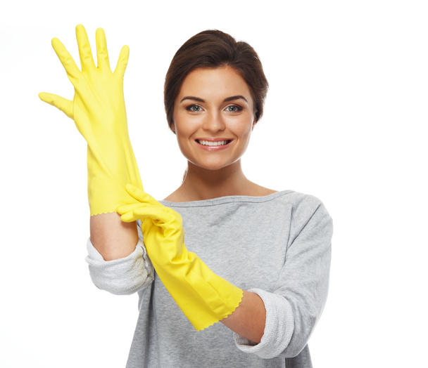 Belle femme brune joyeuse tirant sur des gants en caoutchouc
 - Photo, image