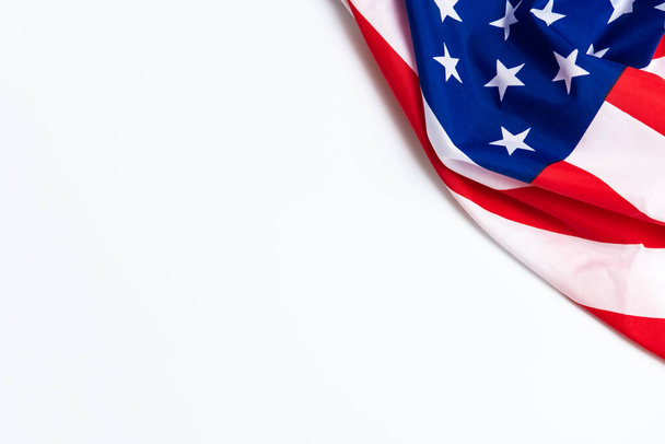 Американский флаг на белом фоне на День памяти, 4 июля, День труда
 - Фото, изображение