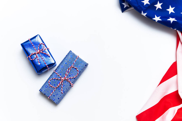 4. Juli American Happy Independence Day Karte mit Geschenkschachteln in den Nationalfarben Amerikanische Flagge auf weißem Hintergrund, Flache Lage, Draufsicht, Kopierraum, Banner - Foto, Bild