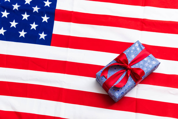 4 de julio American Happy Independence Day tarjeta con cajas de regalo en colores nacionales bandera americana sobre fondo blanco, Flat lay, vista superior, espacio de copia, pancarta
 - Foto, Imagen