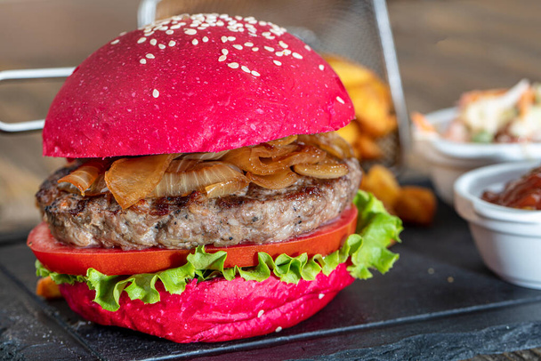 Rotbrot, Burger. American Beefsteak Burger Hamburger Essiggurken, Ketchup, Mayonnaise und Bratkartoffeln. Trendy Food. Restaurantmenükonzept. - Foto, Bild
