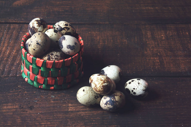 huevos de codorniz orgánicos en cuenco de madera - Foto, imagen