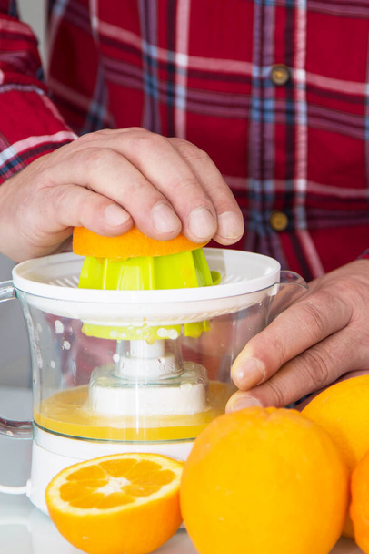 man  preparing fresh citrus juice - Zdjęcie, obraz
