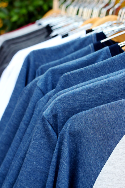 Winkel shirts opknoping op een rek markt - Foto, afbeelding