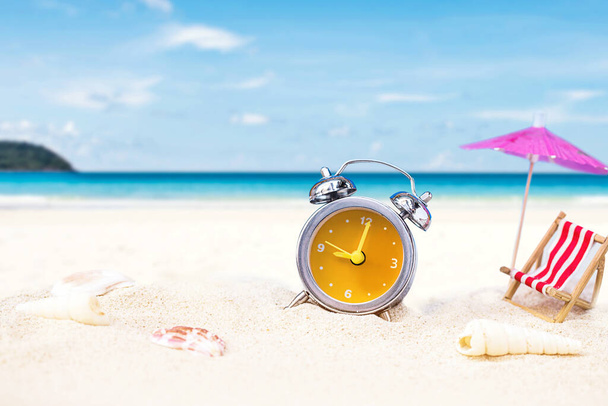 Kum plajındaki eski retro saatin seyahat metaforu için geriye doğru saymak için son dakika, yaz tatili ya da seyahat konsepti için soyut arka plan. - Fotoğraf, Görsel