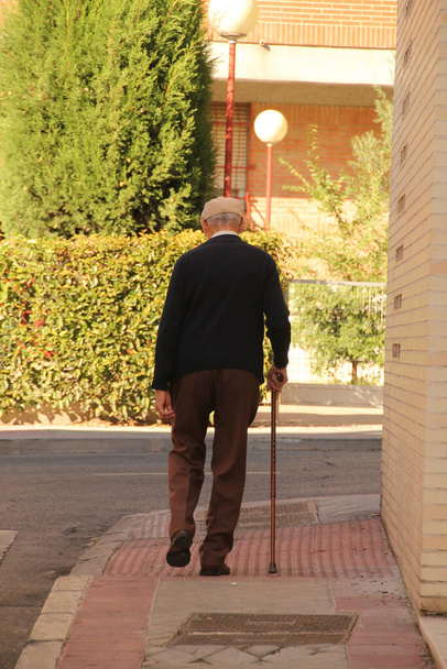 Ηλικιωμένοι άνθρωποι ξυπνούν στο δρόμο - Φωτογραφία, εικόνα