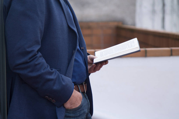 businessman reading a book on background - Valokuva, kuva