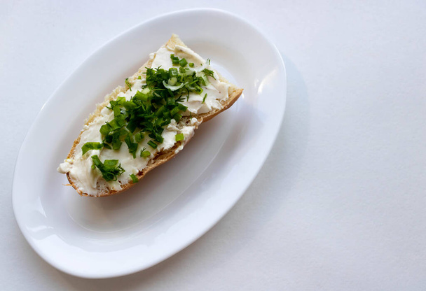Sandwich di formaggio fuso con prosciutto e cipolla e verdure di aneto.. - Foto, immagini