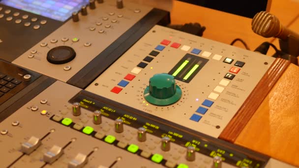 material de primer plano del estudio de sonido profesional para la grabación y edición de música - Metraje, vídeo