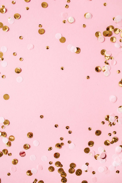 Roze feestelijke achtergrond met vakantie sprankelende confetti. Kerstmis. Bruiloft. Verjaardag. Moederdag. Valentijnsdag. Mockup frame. Vlakke lay, bovenaanzicht - Foto, afbeelding