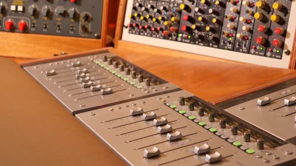 Müzik kaydı ve montajı için profesyonel ses stüdyosunun yakın çekim görüntüleri - Video, Çekim