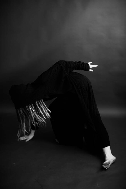 Details of body black and white portrait of beautiful girl with dreadlocks, fashion and art,dramatic portrait - Fotografie, Obrázek
