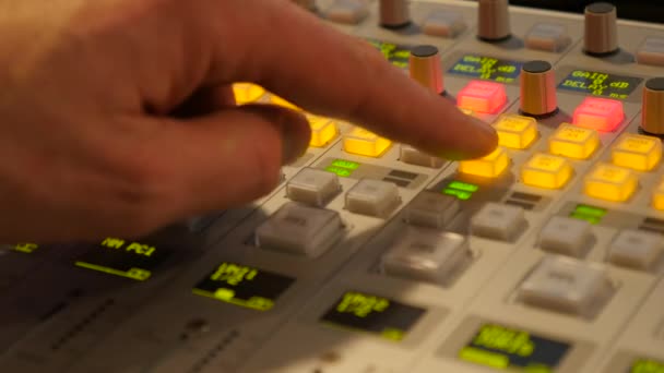 音楽の録音と編集のためのプロのサウンドスタジオのクローズアップ映像 - 映像、動画