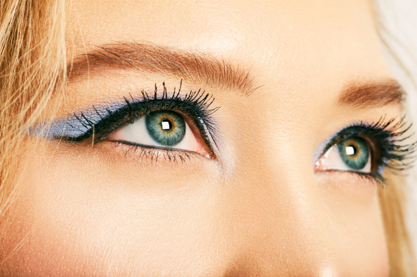 Açık mavi gözlü, parlak makyajlı kadın görüntüsünü kapat. - Fotoğraf, Görsel