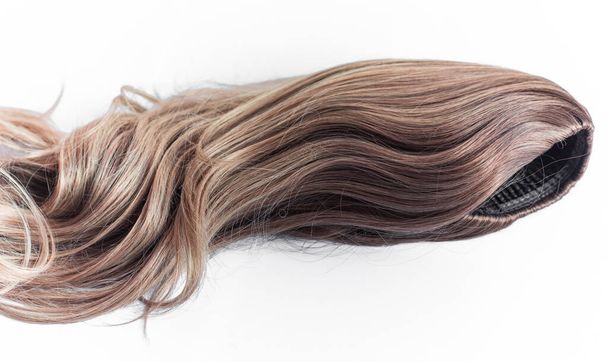 Parókák, természetes és szintetikus haj. A nők szépségkoncepciója - Fotó, kép