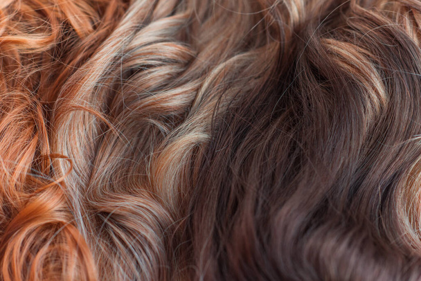 Paruky, přírodní a syntetické vlasy. Dámské krásy koncept - Fotografie, Obrázek