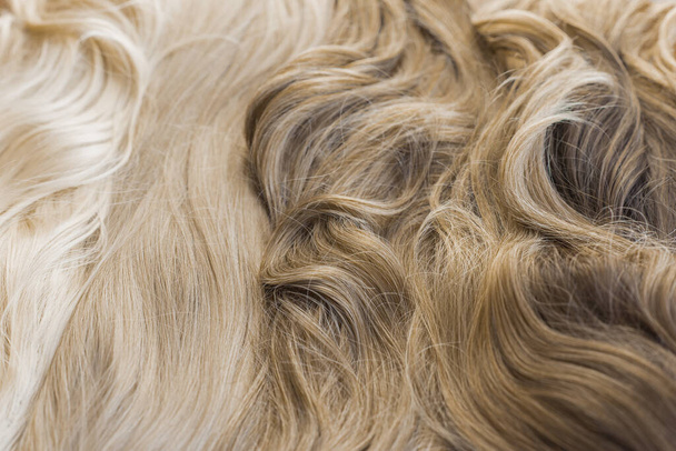 Pelucas, cabello natural y sintético. concepto de belleza para mujer
 - Foto, imagen