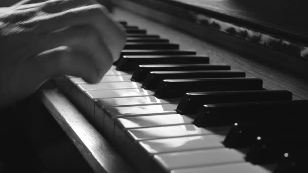 close-up beelden van de man die piano speelt met achtergrondverlichting - Video