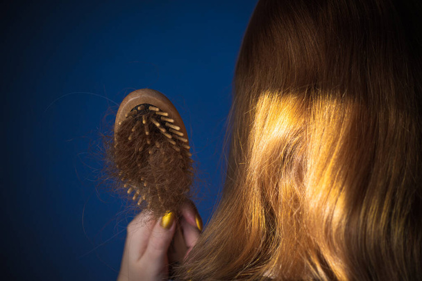 Pérdida de cabello de la mujer, concepto de problemas de calvicie - Foto, Imagen