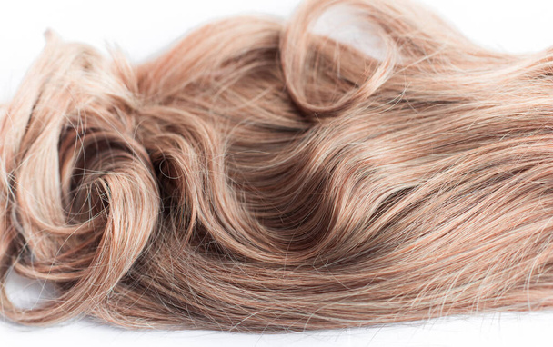 Perücken, natürliche und syntetische Haare. Schönheitskonzept für Frauen - Foto, Bild