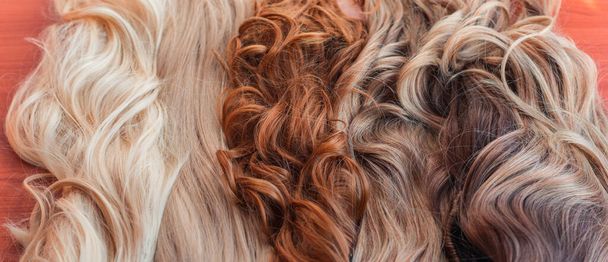 Peruki, naturalne i syntetyczne włosy. Kobieca koncepcja piękna - Zdjęcie, obraz