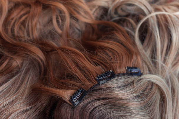 Peruukit, luonnolliset ja synteettiset hiukset. Naisten kauneus käsite - Valokuva, kuva
