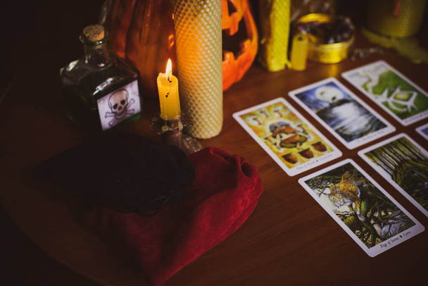 Ambiente místico, vista de la carta del tarot sobre la mesa, concepto esotérico, adivinación y predicciones. - Foto, imagen