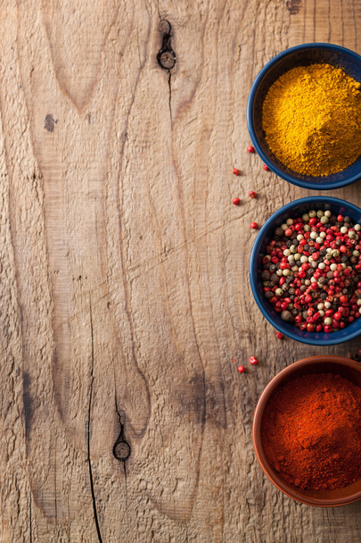 spices background: pink and black pepper, paprika powder, curry - Foto, Imagen