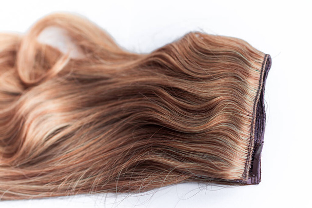 Perucas, cabelo natural e sintético. Conceito de beleza feminina
 - Foto, Imagem