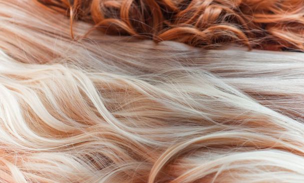 Peruki, naturalne i syntetyczne włosy. Kobieca koncepcja piękna - Zdjęcie, obraz