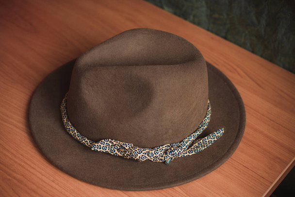 Vintage kalap fa asztal - Fotó, kép