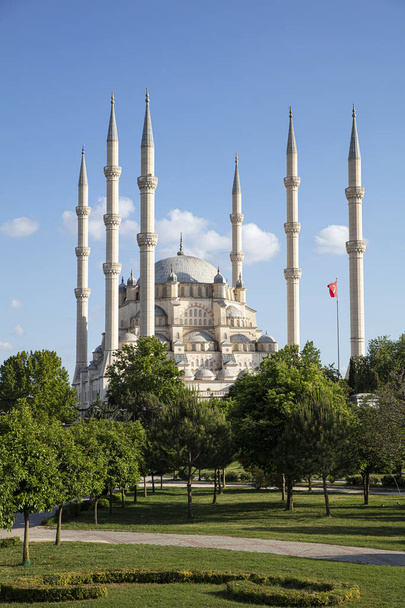 Mosquée centrale Sabanci de Central Park à Adana, Turquie. Mosquée centrale Sabanci avec 6 Minarets. Nom turc ; Adana Merkez (Sabanci) Camii. - Photo, image