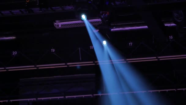 Proyectores de escenario en una enorme iluminación de estudio desde el techo - Imágenes, Vídeo