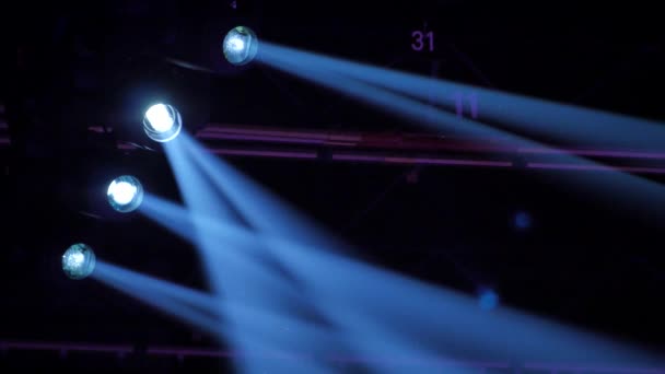 Projecteurs de scène dans un immense éclairage de studio depuis le plafond - Séquence, vidéo