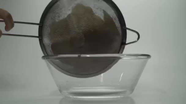 Frauenhände legen eine Kartoffel in eine durchsichtige Glasschüssel, um in der Küche Kartoffelbrei zu machen. - Filmmaterial, Video