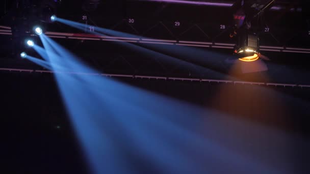 Sahne ışıkları büyük stüdyo ışıklarıyla tavandan - Video, Çekim