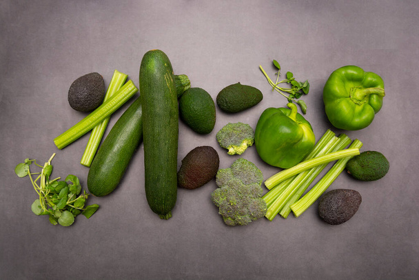Green vegetables. Raw organic organic assorted vegetables. Detox, healthy foods. - Foto, immagini