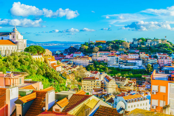 Вид на район Алфама в Лісабоні (Португалія). - Фото, зображення