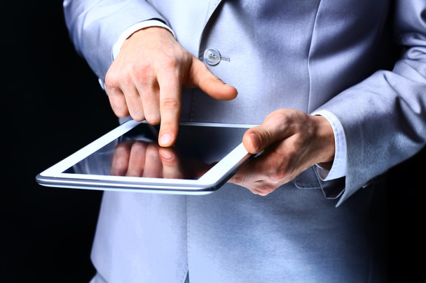 Businessman holding digital tablet - Zdjęcie, obraz